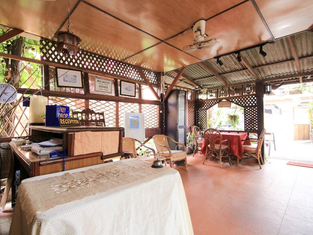 Oyo44084奥姆巴克木屋旅馆 甘榜直落尼巴 外观 照片