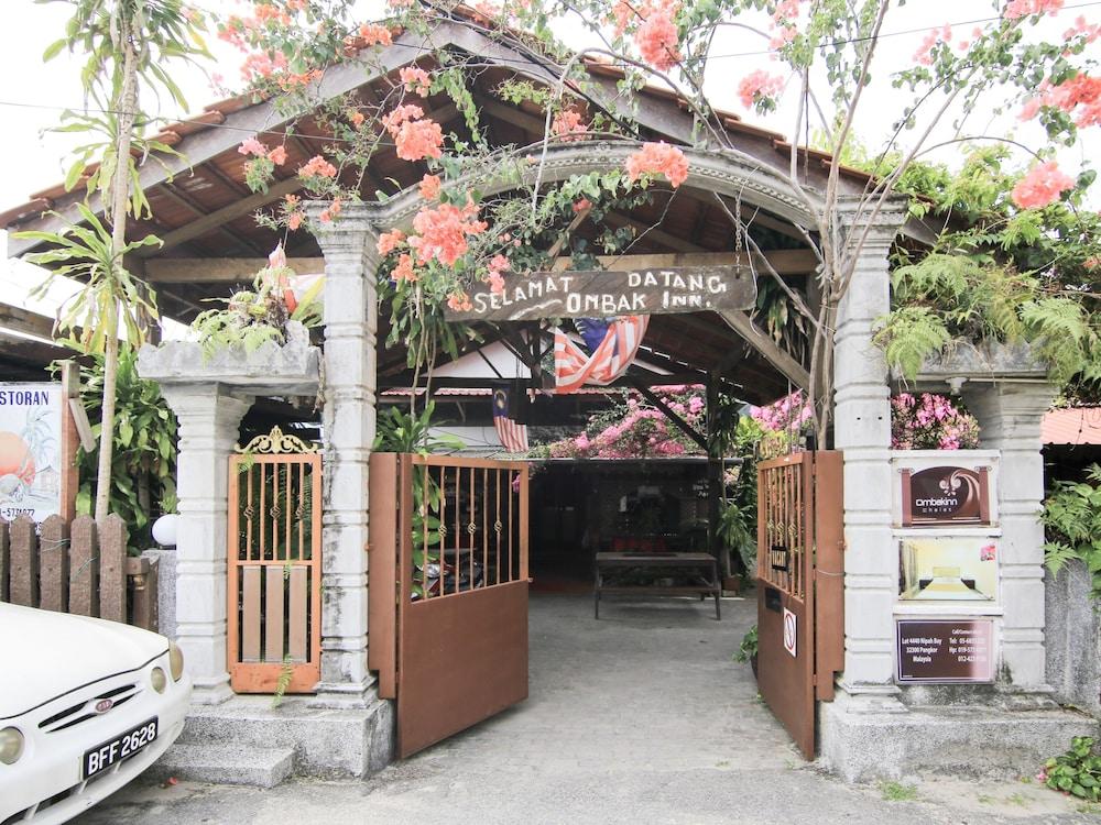 Oyo44084奥姆巴克木屋旅馆 甘榜直落尼巴 外观 照片