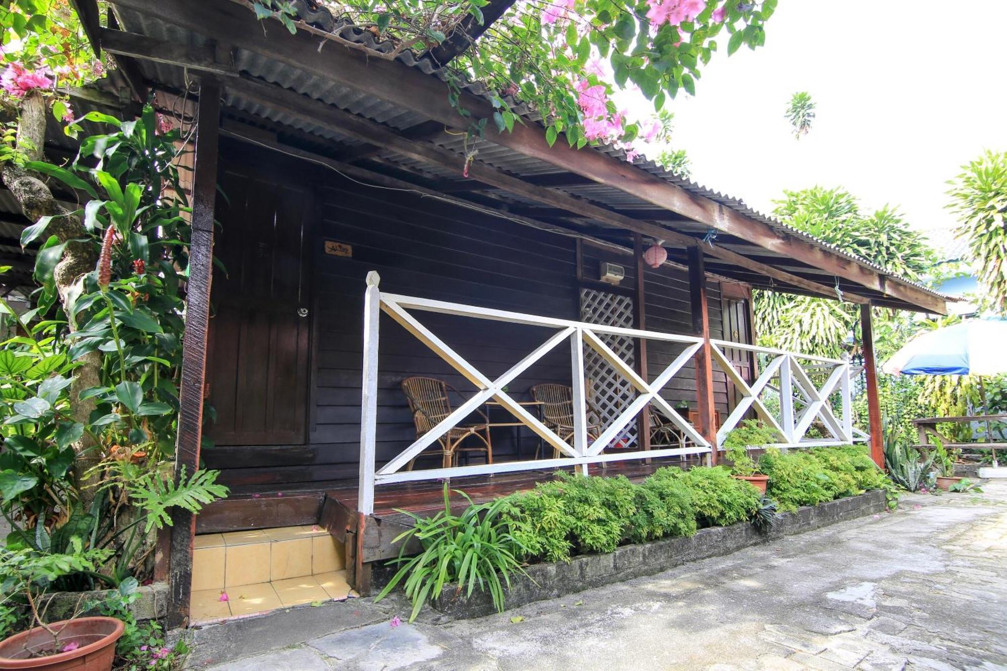 Oyo44084奥姆巴克木屋旅馆 甘榜直落尼巴 外观 照片