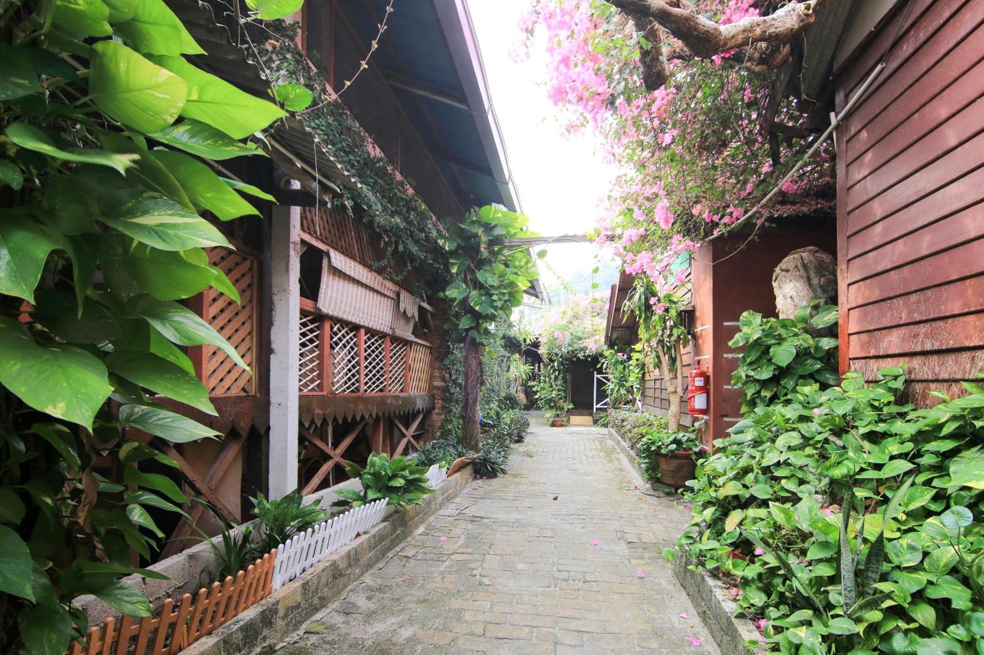 Oyo44084奥姆巴克木屋旅馆 甘榜直落尼巴 外观 照片