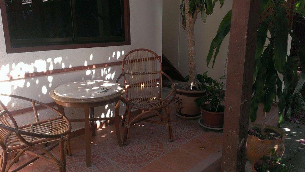 Oyo44084奥姆巴克木屋旅馆 甘榜直落尼巴 外观 照片