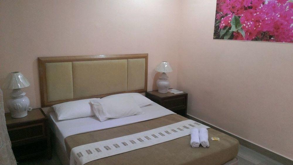 Oyo44084奥姆巴克木屋旅馆 甘榜直落尼巴 外观 照片