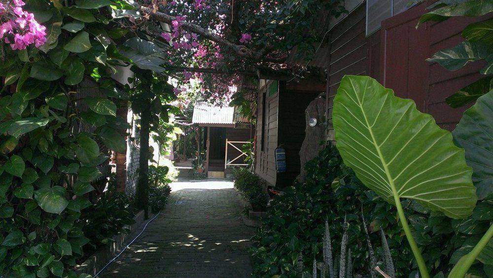 Oyo44084奥姆巴克木屋旅馆 甘榜直落尼巴 外观 照片