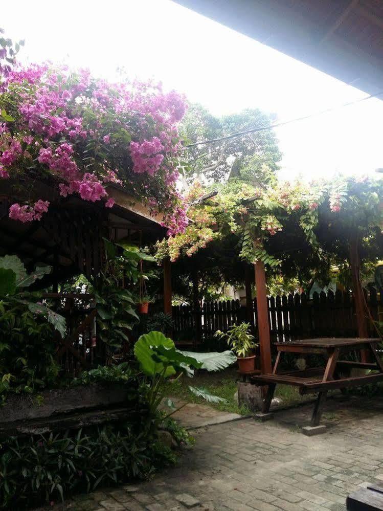Oyo44084奥姆巴克木屋旅馆 甘榜直落尼巴 外观 照片